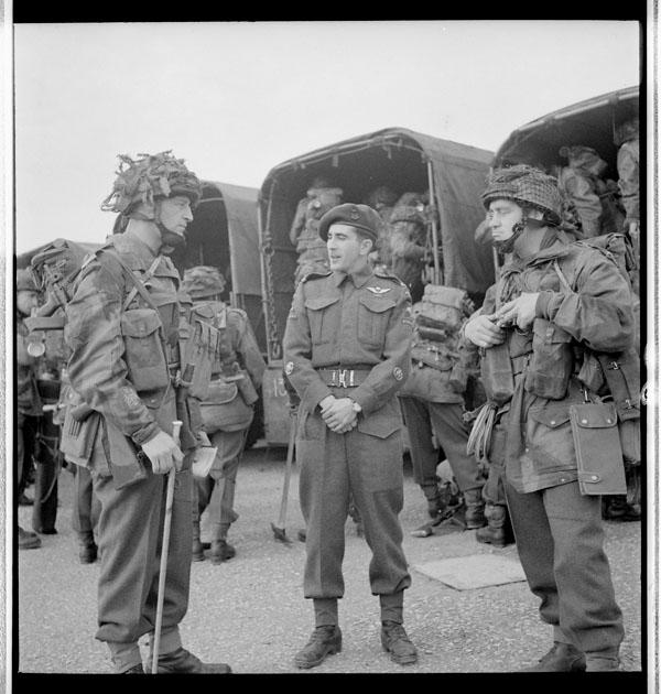 Canadian paratroopers of the 1st Canadian Parachute Battalion wearing Denison brushstroke camouflage smocks, England, May 1944