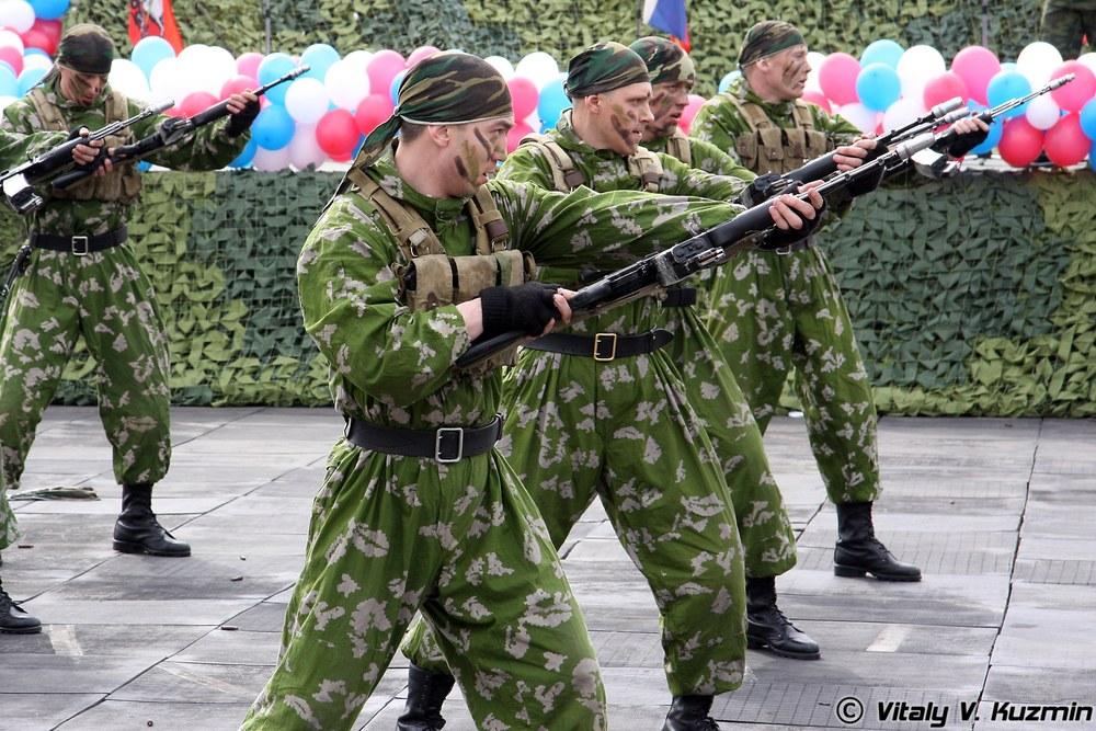 Russian soldiers of the 27th Guards Motor Rifle Brigade in green Soviet leaf (Berezka/KLMK) camouflage during a demonstration