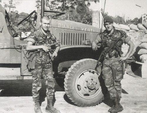Two French Foreign Legion paratroopers in lizard camouflage at Kolwezi in 1978