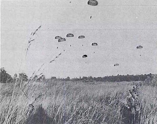 French Foreign Legion paratroopers jumping at Kolwezi in 1978
