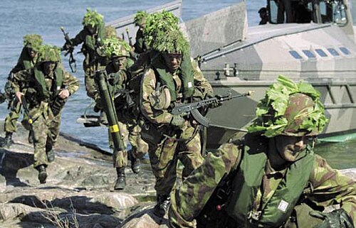 Finnish coastal jaegers in M05 camouflage leaving a Jurmo landing craft