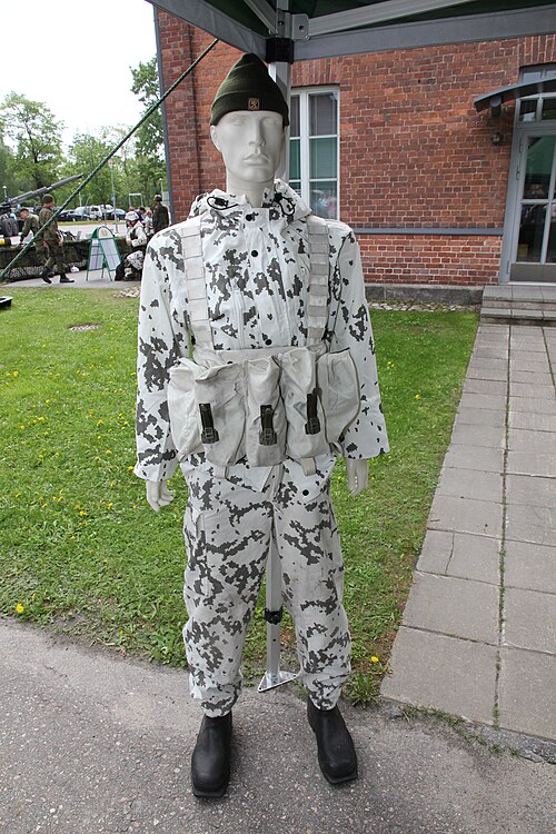 Mannequin wearing the Finnish M05 snow camouflage oversuit, shown at the 2014 Finnish flag day exhibition.