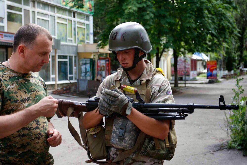 Ukrainian soldier in British MTP uniform in Sloviansk 2014