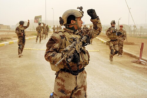 Iraqi special forces soldiers in tan-brown pixel digital camouflage during a drill.