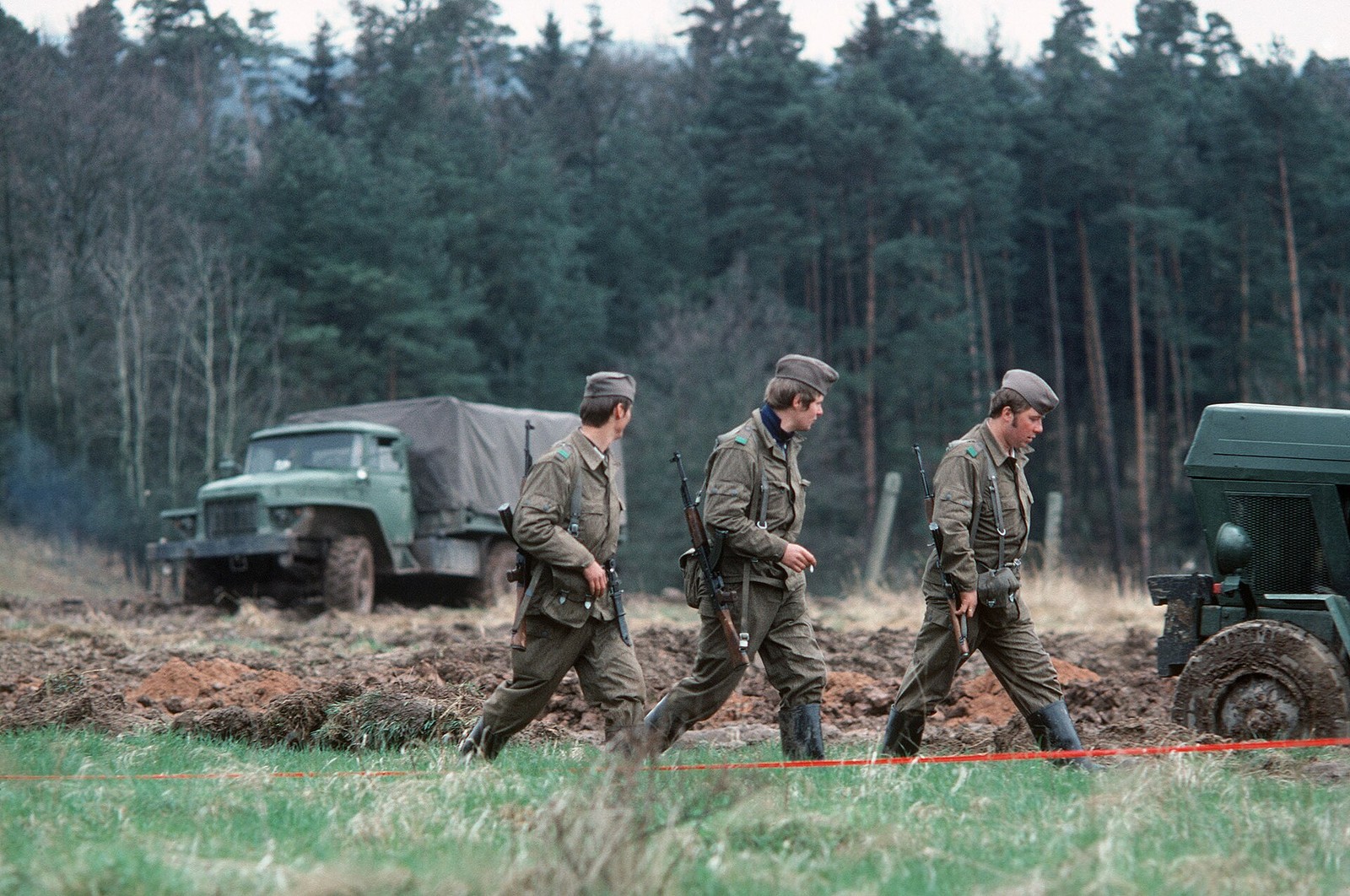 Strichtarn: East Germany’s One-Colour Rain Camouflage