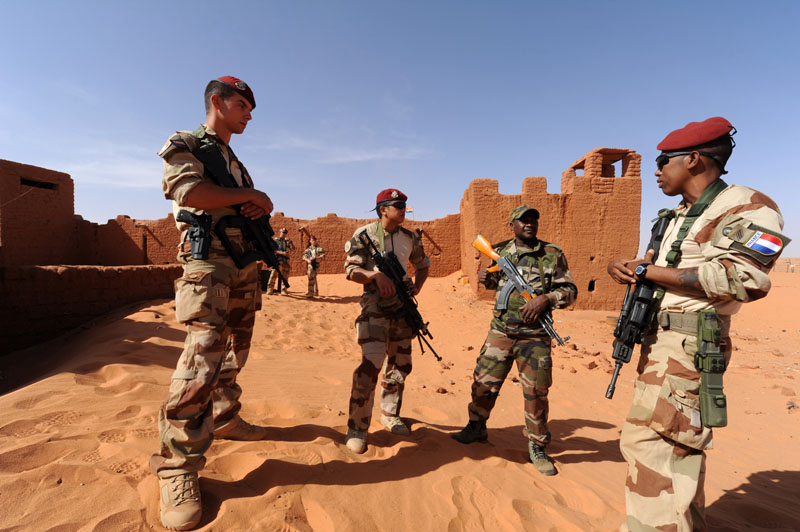 French paratroopers in desert camouflage in discussion with Nigerien soldiers at Fort de Madama, Niger, 2014