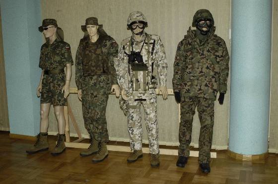 Presentation of Polish Army camouflage uniforms for soldiers deploying to Iraq in June 2003