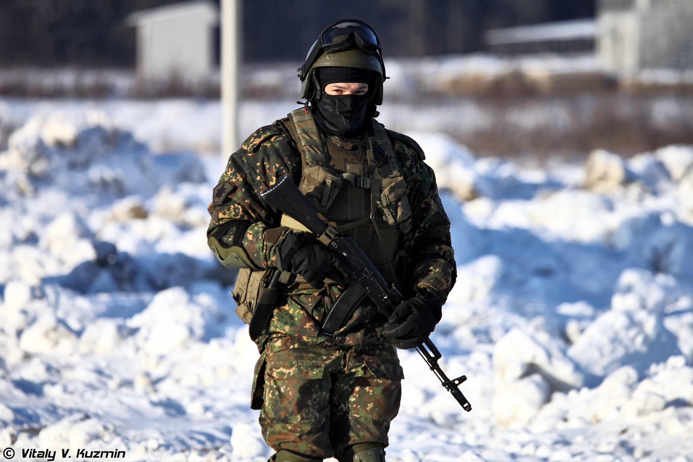 A trooper of the 604th Special Purpose Centre of the Russian Interior Troops wearing the Izlom fracture pattern camouflage in snow.