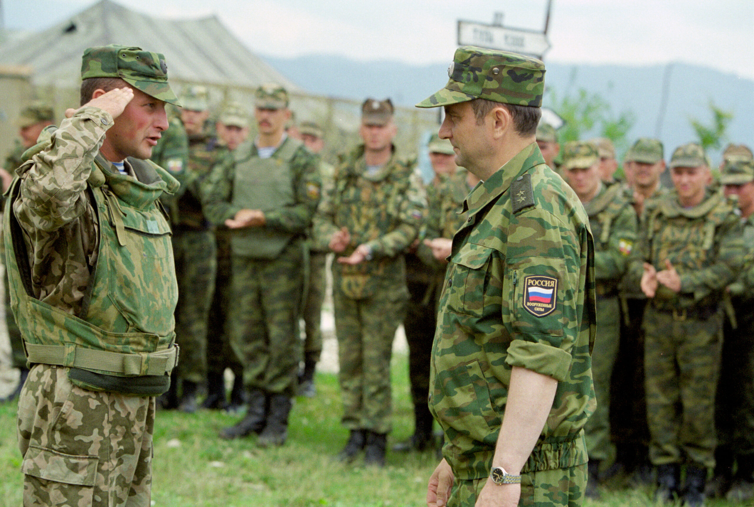 Russian Airborne Forces lieutenant-general in Flora, receiving a report from a soldier in the earlier Russian three-colour woodland pattern, July 2004.