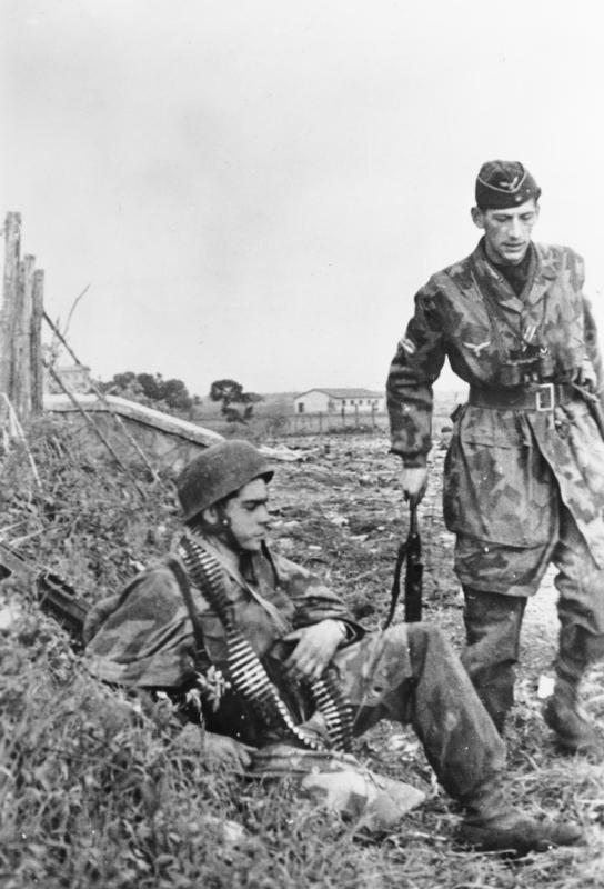Two German paratroopers in camouflage smocks near Nettuno, Italy, February 1944