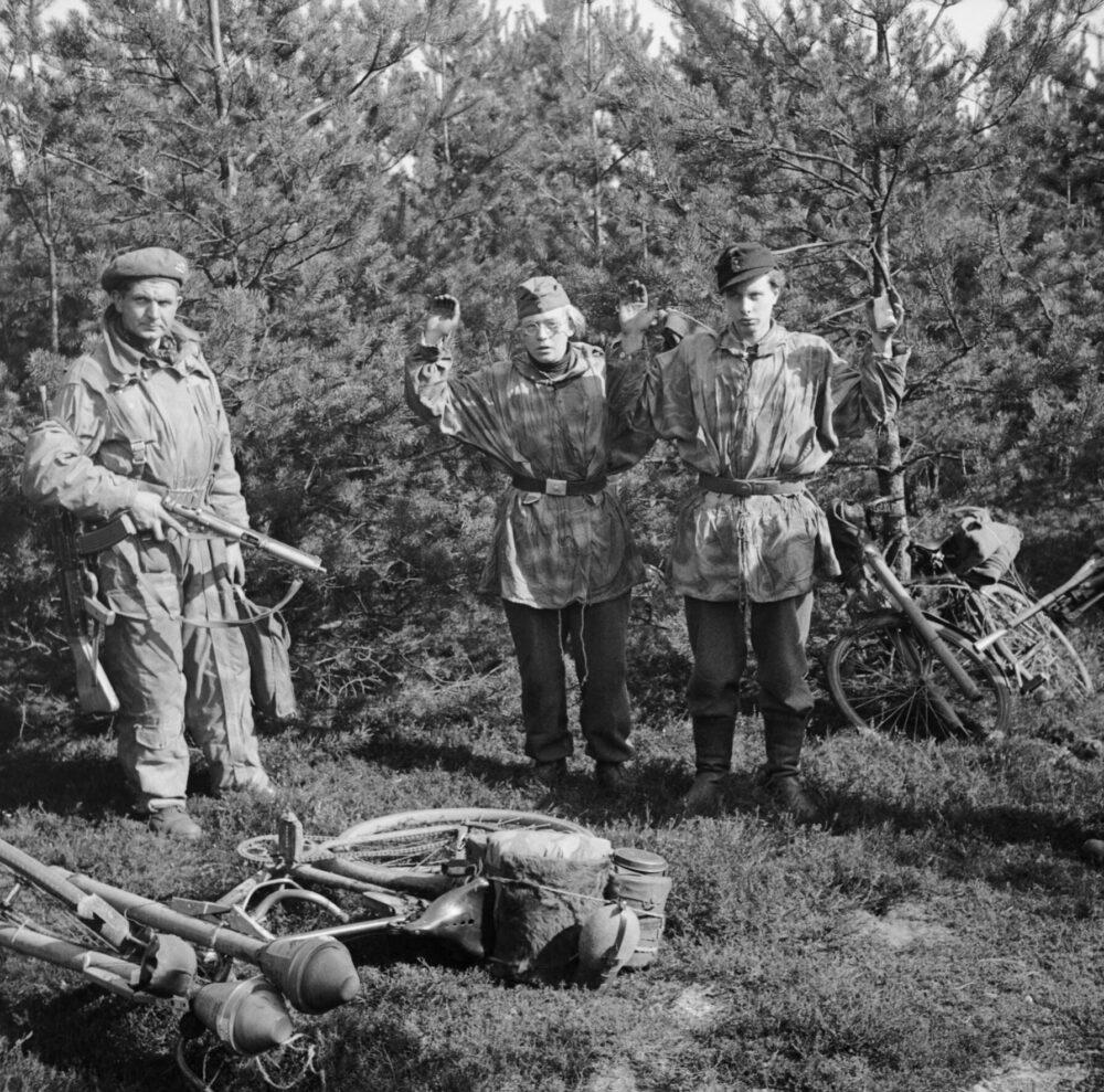A three-man German machine-gun team wearing camouflage smocks, British Army photograph, 1945