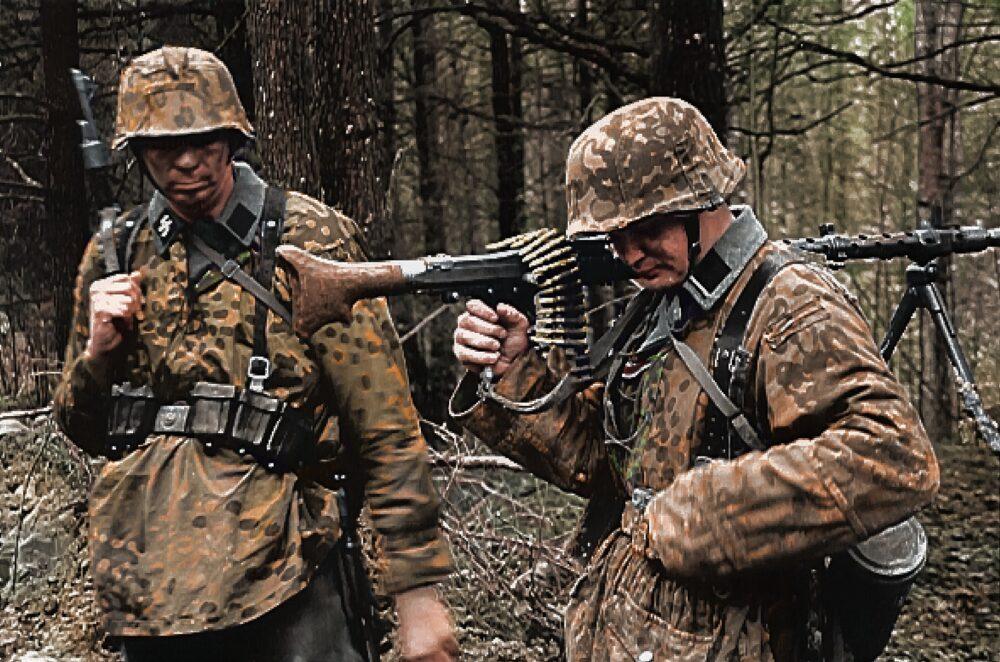 Two Waffen-SS machine gunners in camouflage smocks and helmet covers printed with the Plane Tree pattern (Platanenmuster), Soviet Union, autumn 1941