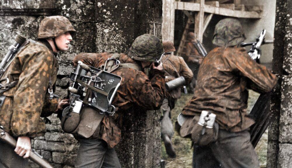 Waffen-SS light mortar crew in Plane Tree pattern (Platanenmuster) camouflage smocks, Soviet Union, 1941